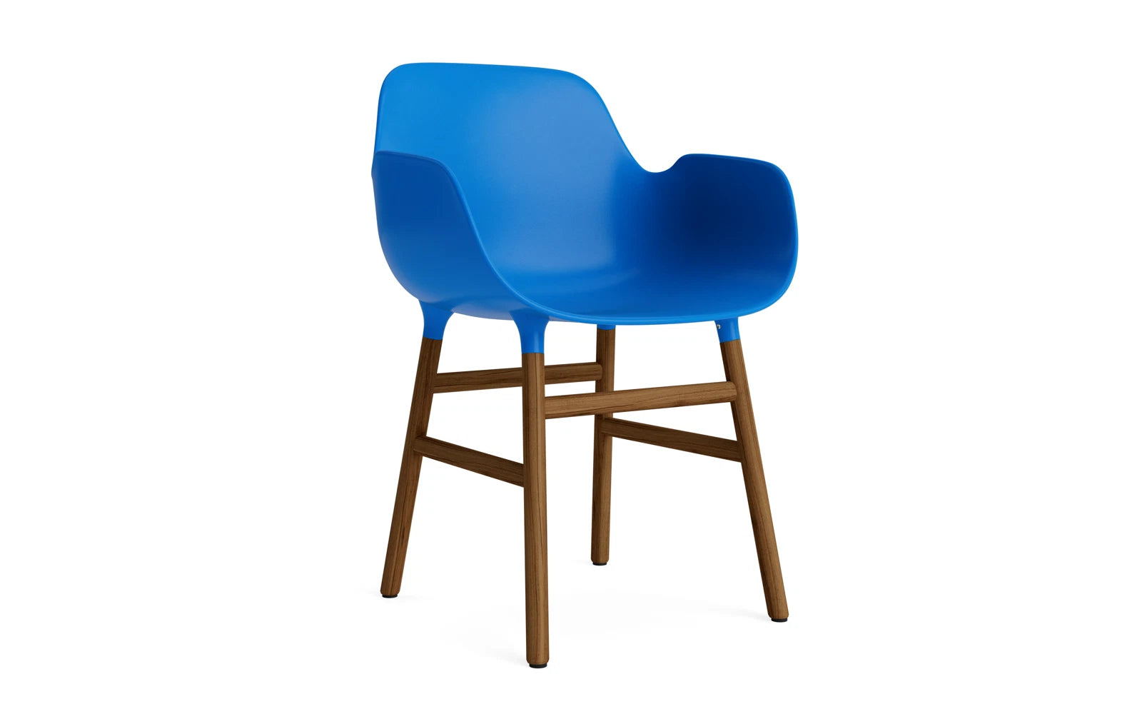 Form Lehnstuhl Leuchtendes blau/Walnuss in  präsentiert im Onlineshop von KAQTU Design AG. Stuhl mit Armlehne ist von Normann Copenhagen