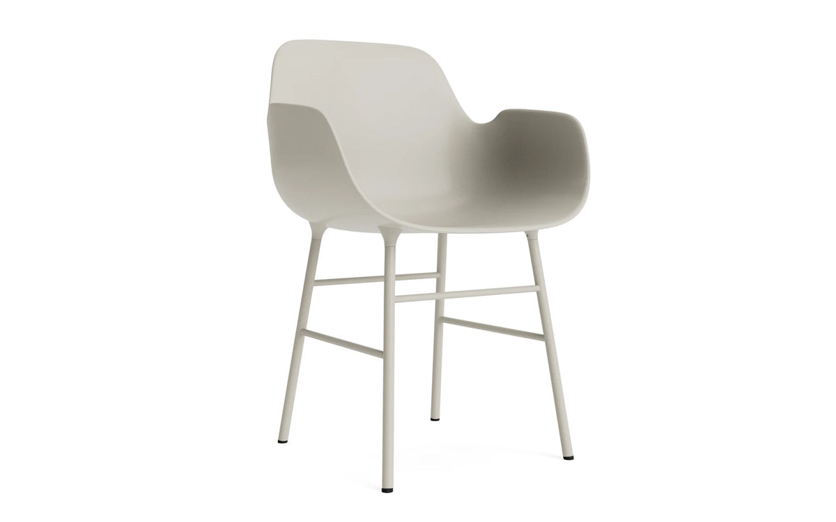Form Lehnstuhl Stahl hellgrau in Hellgrau präsentiert im Onlineshop von KAQTU Design AG. Stuhl mit Armlehne ist von Normann Copenhagen