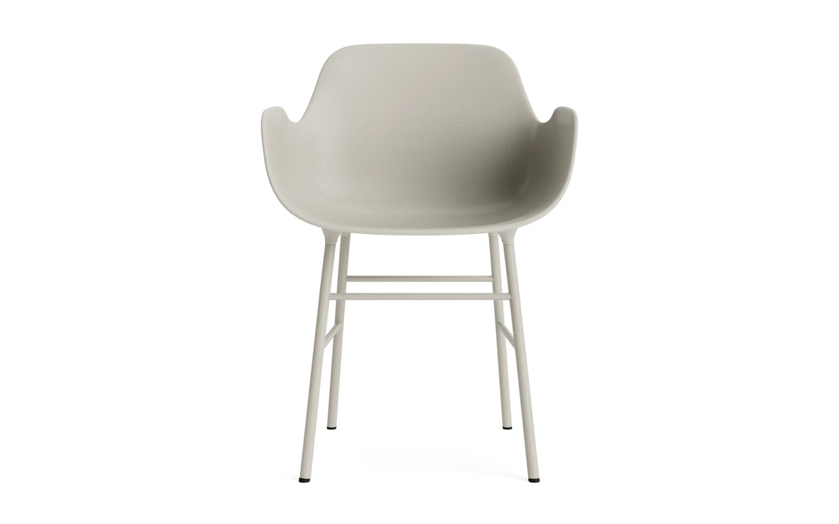 Form Lehnstuhl Stahl hellgrau in Hellgrau präsentiert im Onlineshop von KAQTU Design AG. Stuhl mit Armlehne ist von Normann Copenhagen
