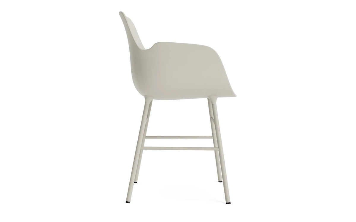 Form Lehnstuhl Stahl hellgrau in Hellgrau präsentiert im Onlineshop von KAQTU Design AG. Stuhl mit Armlehne ist von Normann Copenhagen
