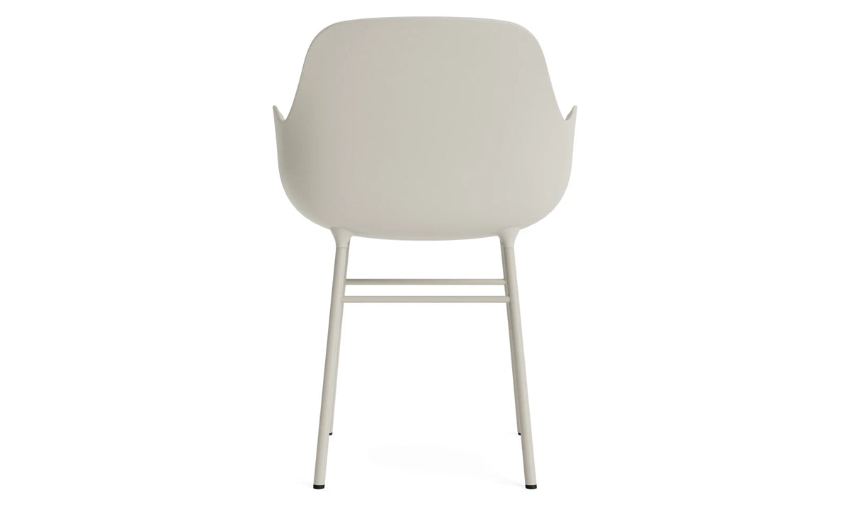 Form Lehnstuhl Stahl hellgrau in Hellgrau präsentiert im Onlineshop von KAQTU Design AG. Stuhl mit Armlehne ist von Normann Copenhagen