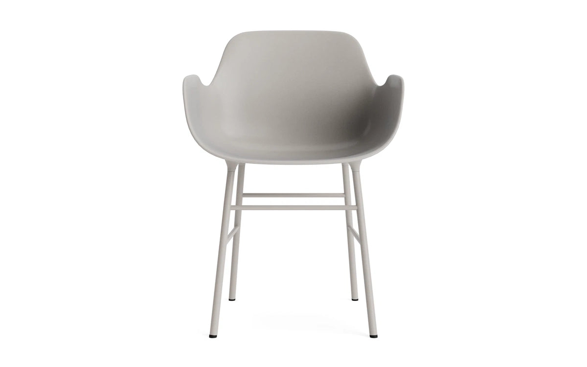 Form Lehnstuhl Stahl Warmes grau in Warmes grau präsentiert im Onlineshop von KAQTU Design AG. Stuhl mit Armlehne ist von Normann Copenhagen