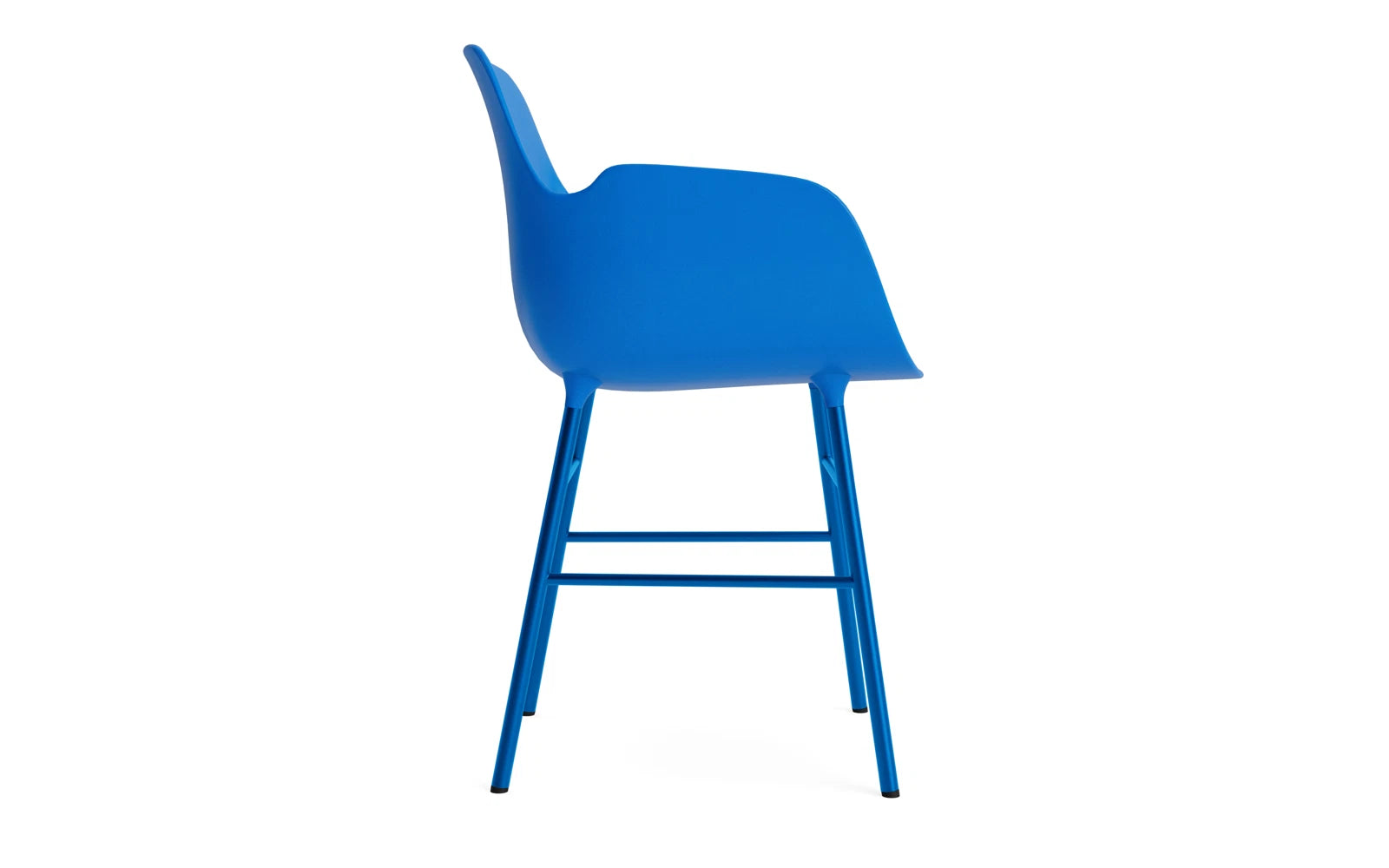 Form Lehnstuhl Stahl Leuchtendes blau in  präsentiert im Onlineshop von KAQTU Design AG. Stuhl mit Armlehne ist von Normann Copenhagen