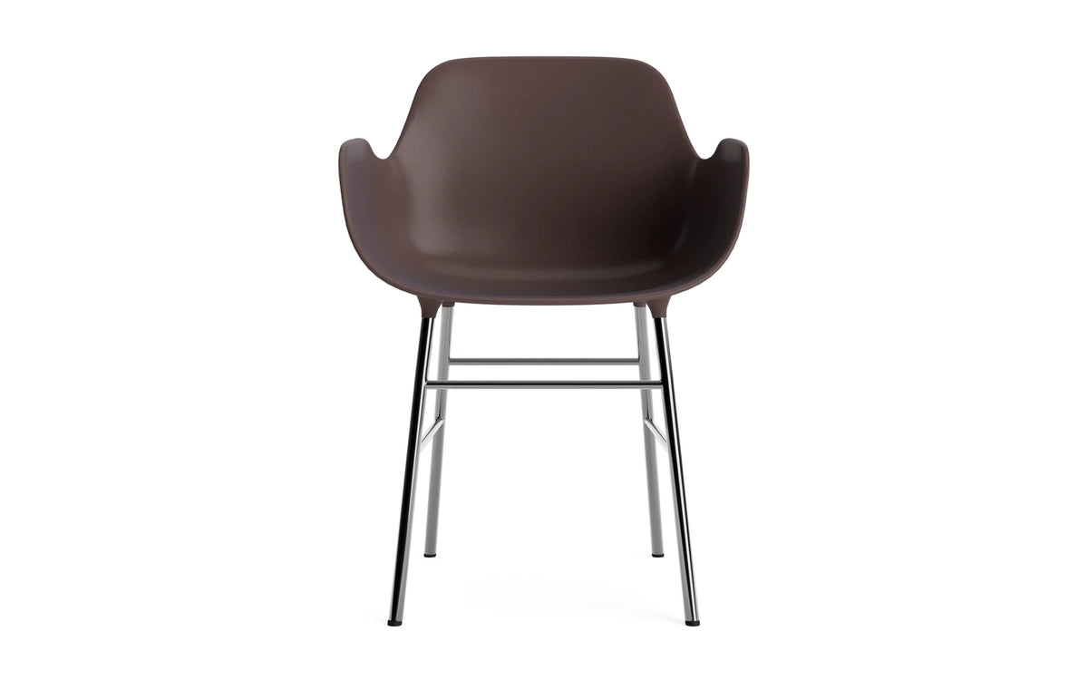 Form Lehnstuhl Chrom Braun in Braun/ chrom präsentiert im Onlineshop von KAQTU Design AG. Stuhl mit Armlehne ist von Normann Copenhagen