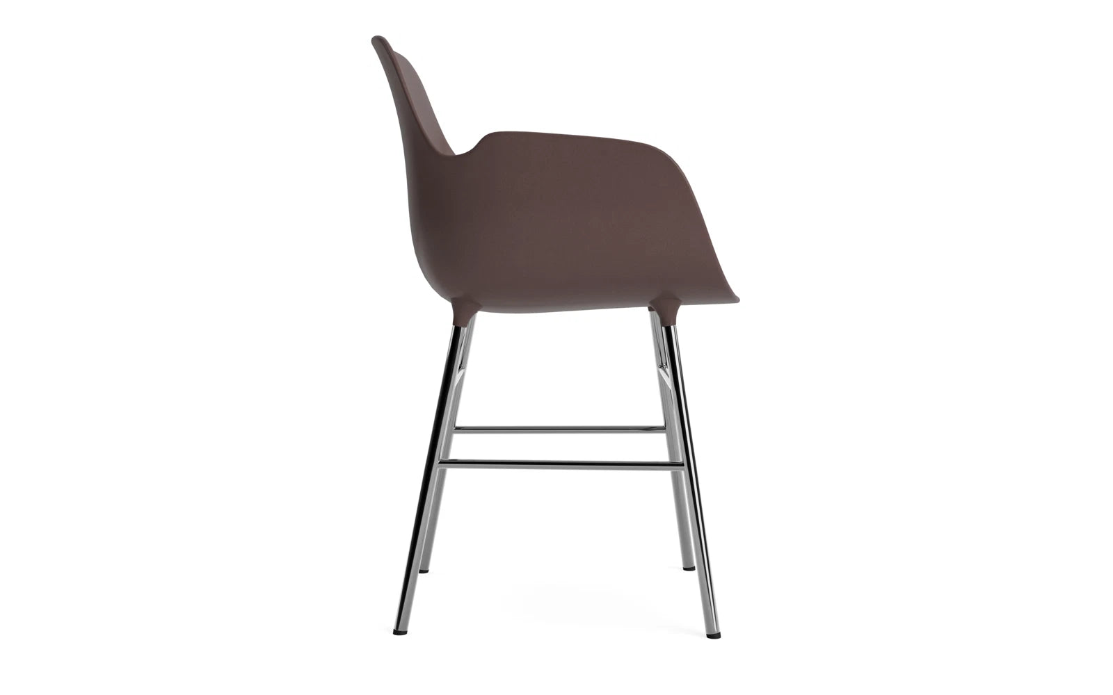 Form Lehnstuhl Chrom Braun in  präsentiert im Onlineshop von KAQTU Design AG. Stuhl mit Armlehne ist von Normann Copenhagen