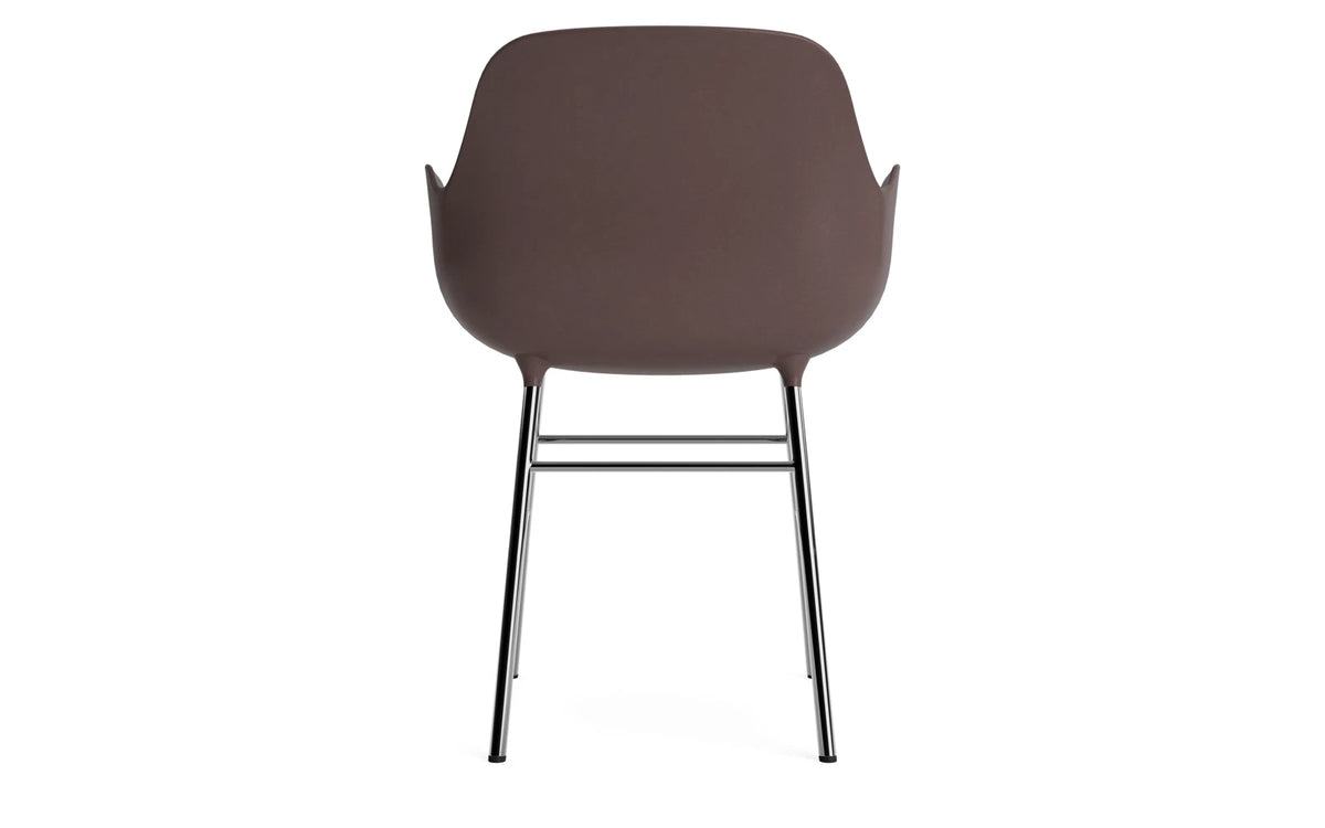 Form Lehnstuhl Chrom Braun in Braun/ chrom präsentiert im Onlineshop von KAQTU Design AG. Stuhl mit Armlehne ist von Normann Copenhagen