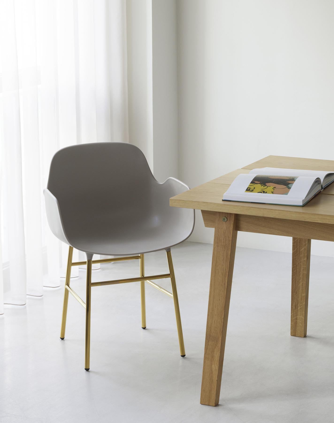Form Lehnstuhl Chrom Braun in  präsentiert im Onlineshop von KAQTU Design AG. Stuhl mit Armlehne ist von Normann Copenhagen