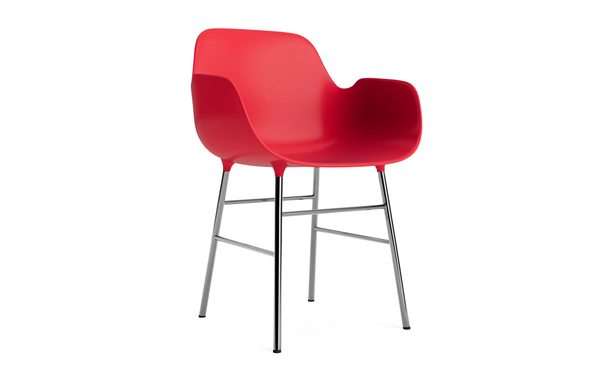 Form Lehnstuhl Chrom Leuchtendes rot in Leuchtendes rot / chrom präsentiert im Onlineshop von KAQTU Design AG. Stuhl mit Armlehne ist von Normann Copenhagen