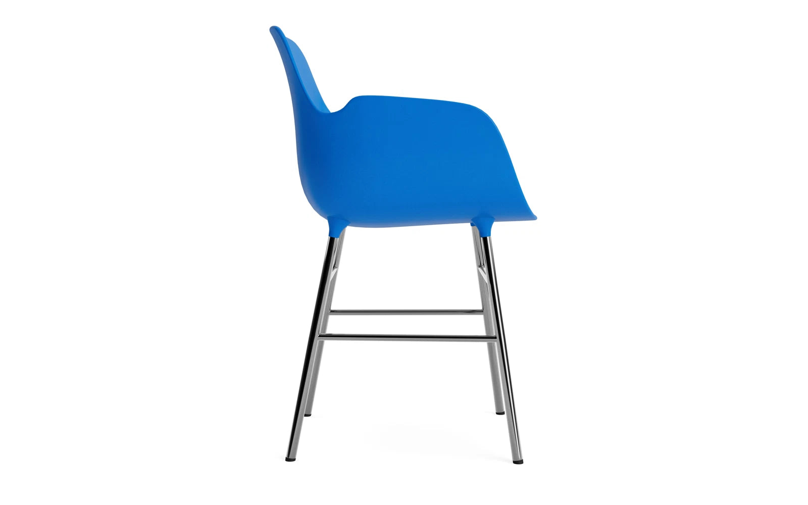 Form Lehnstuhl Chrom Leuchtendes Blau in  präsentiert im Onlineshop von KAQTU Design AG. Stuhl mit Armlehne ist von Normann Copenhagen
