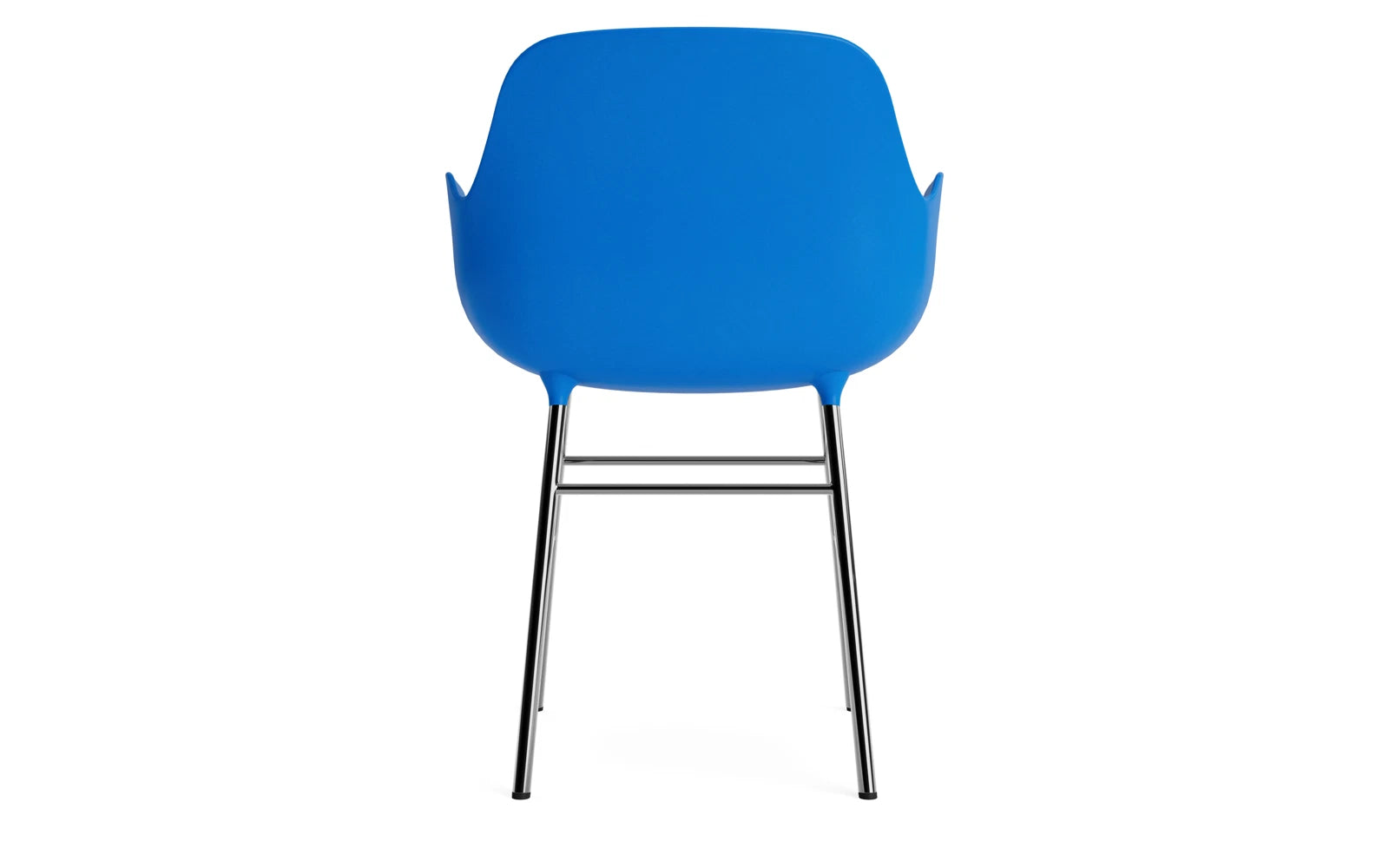 Form Lehnstuhl Chrom Leuchtendes Blau in  präsentiert im Onlineshop von KAQTU Design AG. Stuhl mit Armlehne ist von Normann Copenhagen