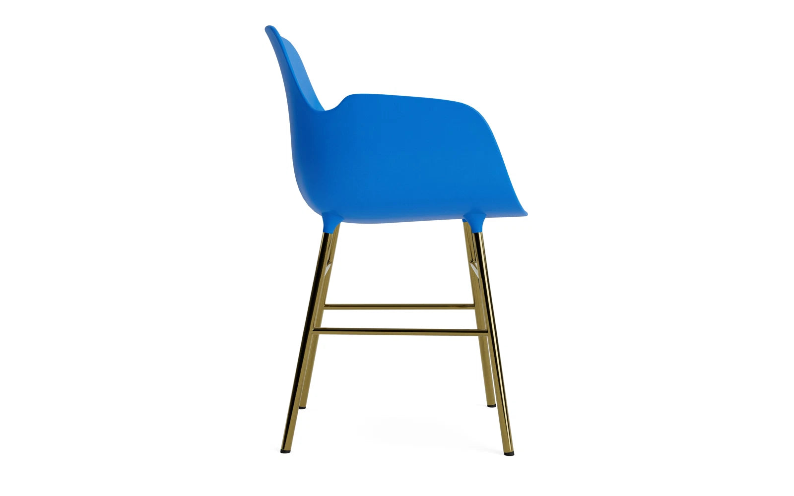 Form Lehnstuhl Messing Leuchtendes Blau in  präsentiert im Onlineshop von KAQTU Design AG. Stuhl mit Armlehne ist von Normann Copenhagen