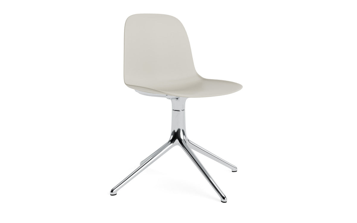 Form Drehstuhl Hellgrau/Aluminium in Hellgrau präsentiert im Onlineshop von KAQTU Design AG. Drehstuhl ist von Normann Copenhagen