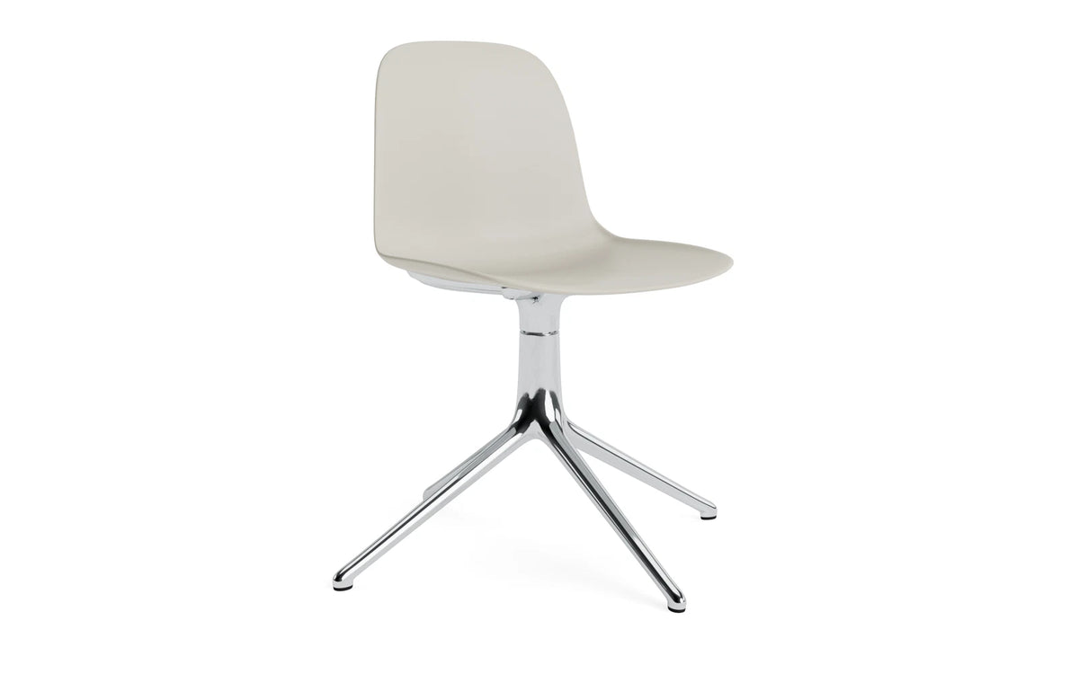 Form Drehstuhl Hellgrau/Aluminium in Hellgrau präsentiert im Onlineshop von KAQTU Design AG. Drehstuhl ist von Normann Copenhagen