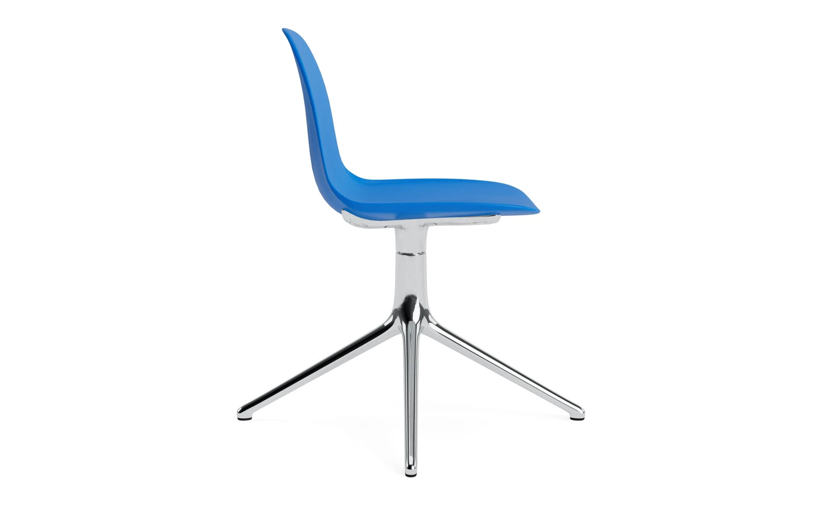 Form Drehstuhl Leuchtendes Leuchtendes Blau/Aluminium in  präsentiert im Onlineshop von KAQTU Design AG. Drehstuhl ist von Normann Copenhagen