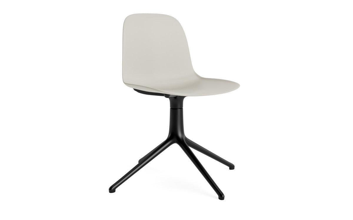 Form Drehstuhl von Normann Copenhagen: Schalensitz aus Plastik in Hellgrau auf einem drehbaren Fussgestell aus schwarzem Aluminium mit vier schlanken Beinen.