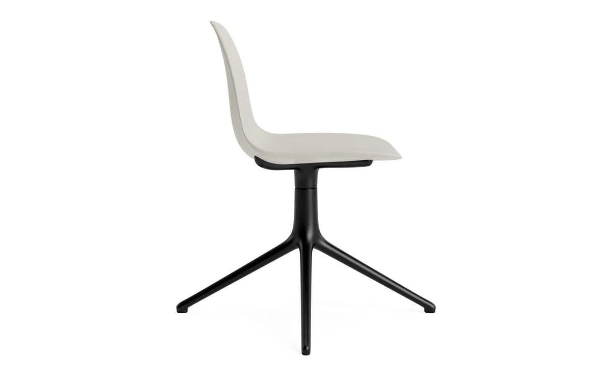Form Drehstuhl Hellgrau/schwarzes Aluminium in Hellgrau präsentiert im Onlineshop von KAQTU Design AG. Drehstuhl ist von Normann Copenhagen