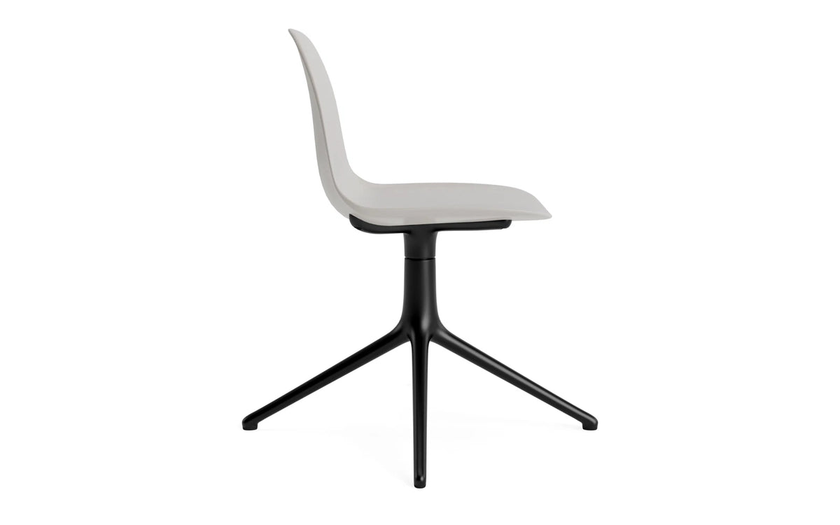 Form Drehstuhl Warmes Grau/schwarzes Aluminium in Warmes Grau präsentiert im Onlineshop von KAQTU Design AG. Drehstuhl ist von Normann Copenhagen