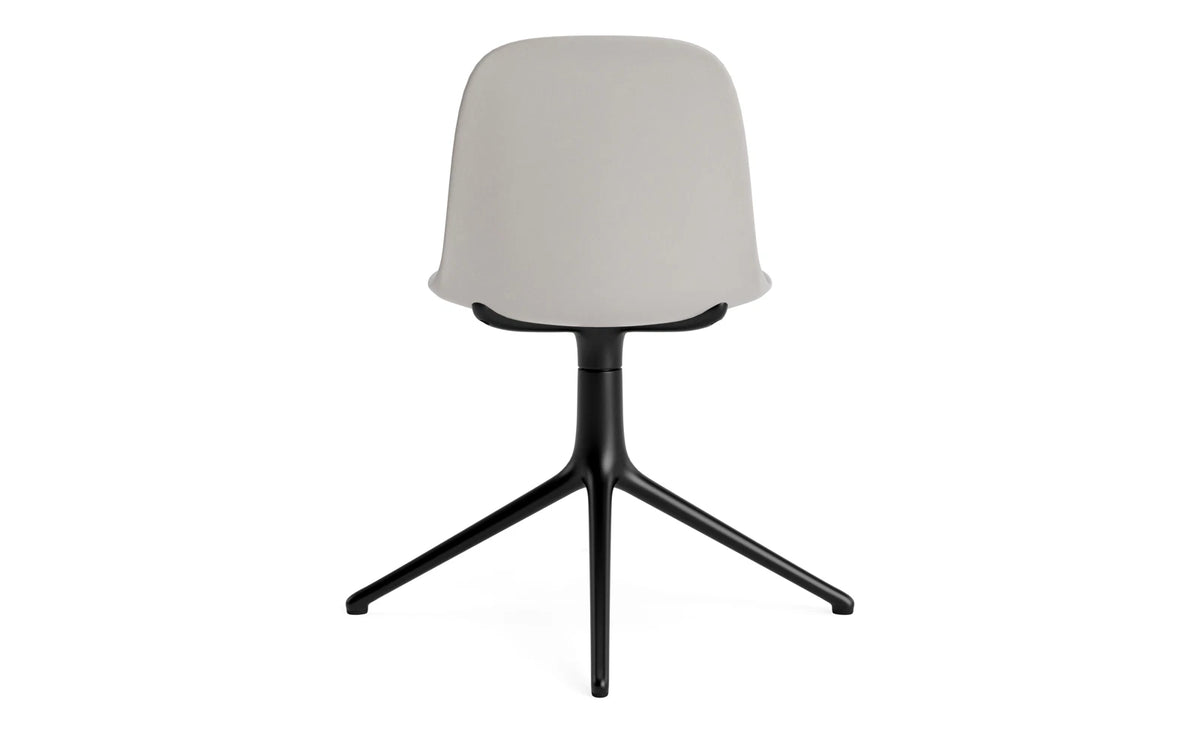Form Drehstuhl Warmes Grau/schwarzes Aluminium in Warmes Grau präsentiert im Onlineshop von KAQTU Design AG. Drehstuhl ist von Normann Copenhagen