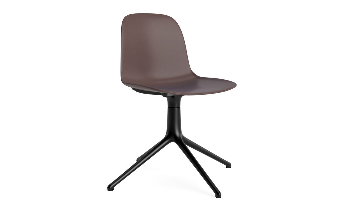 Form Drehstuhl von Normann Copenhagen: Schalensitz aus Plastik in Hellgrau auf einem drehbaren Fussgestell aus schwarzem Aluminium mit vier schlanken Beinen.