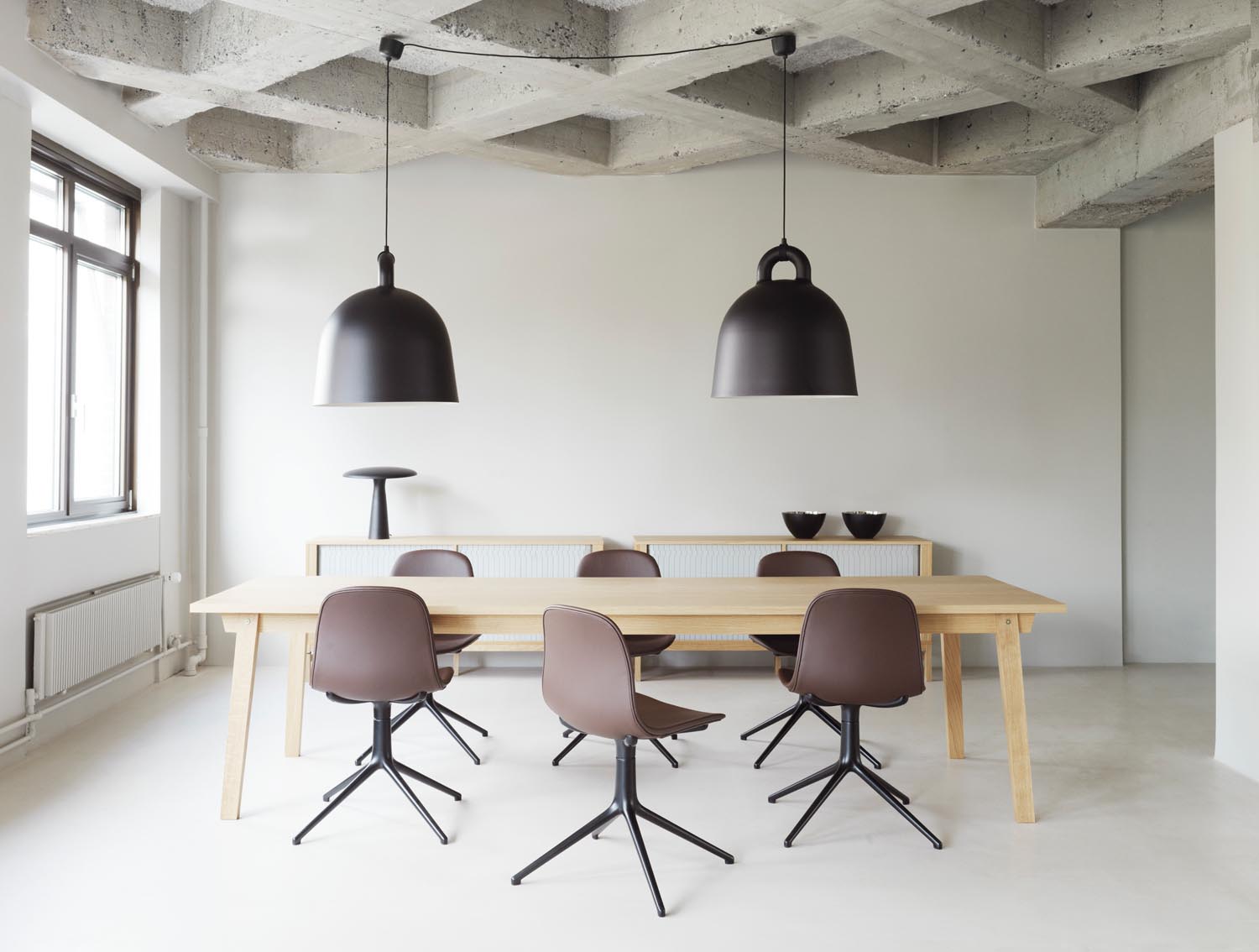 Form Drehstuhl Braun/schwarzes Aluminium in  präsentiert im Onlineshop von KAQTU Design AG. Drehstuhl ist von Normann Copenhagen