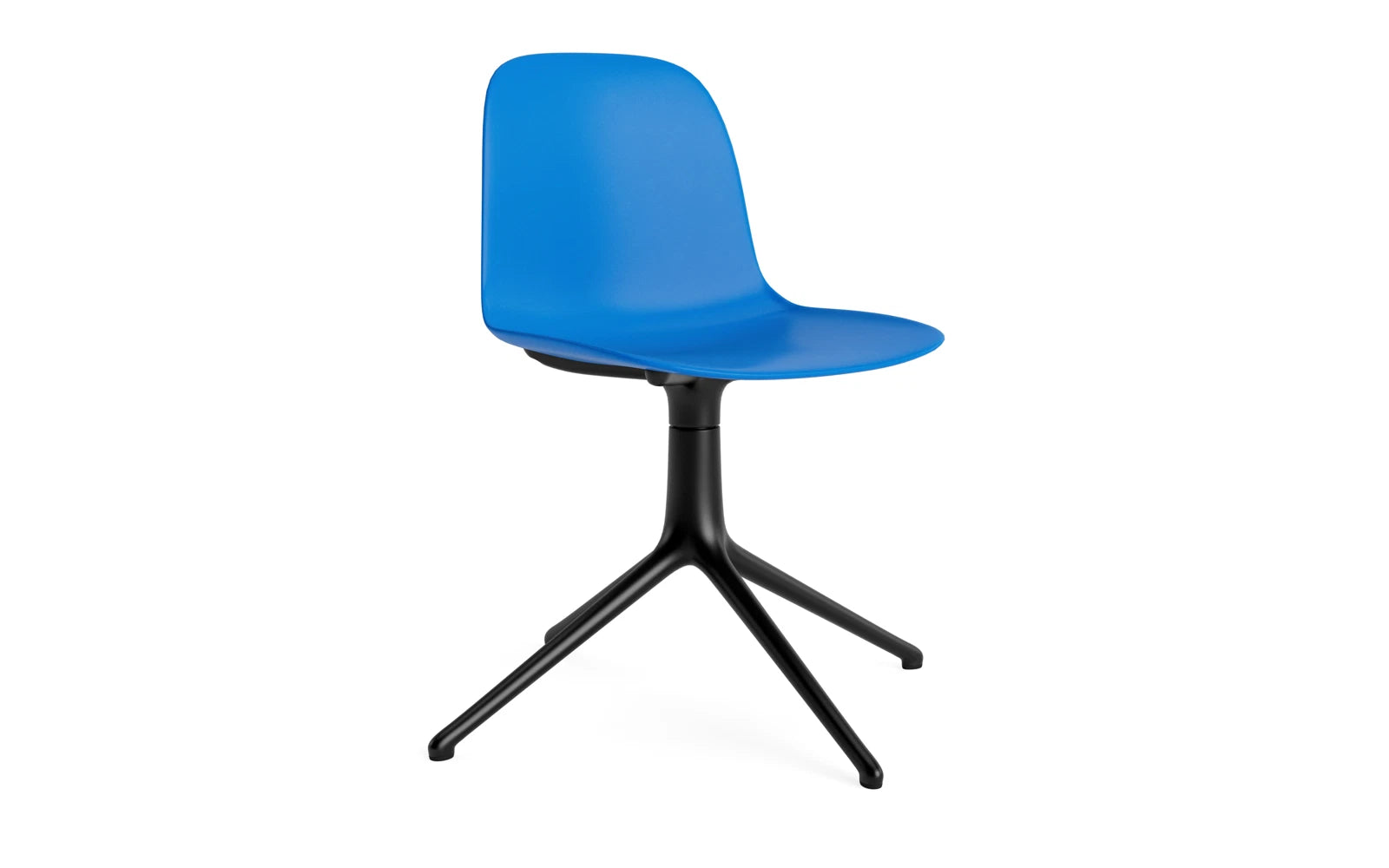 Form Drehstuhl Leuchtendes Blau/schwarzes Aluminium in  präsentiert im Onlineshop von KAQTU Design AG. Drehstuhl ist von Normann Copenhagen