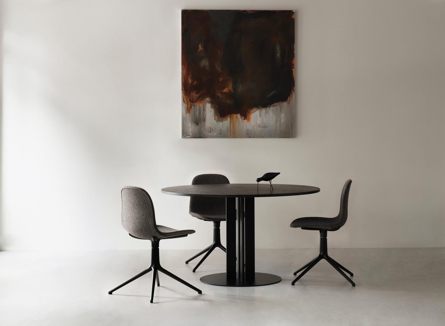 Form Drehstuhl Leuchtendes Blau/schwarzes Aluminium in  präsentiert im Onlineshop von KAQTU Design AG. Drehstuhl ist von Normann Copenhagen