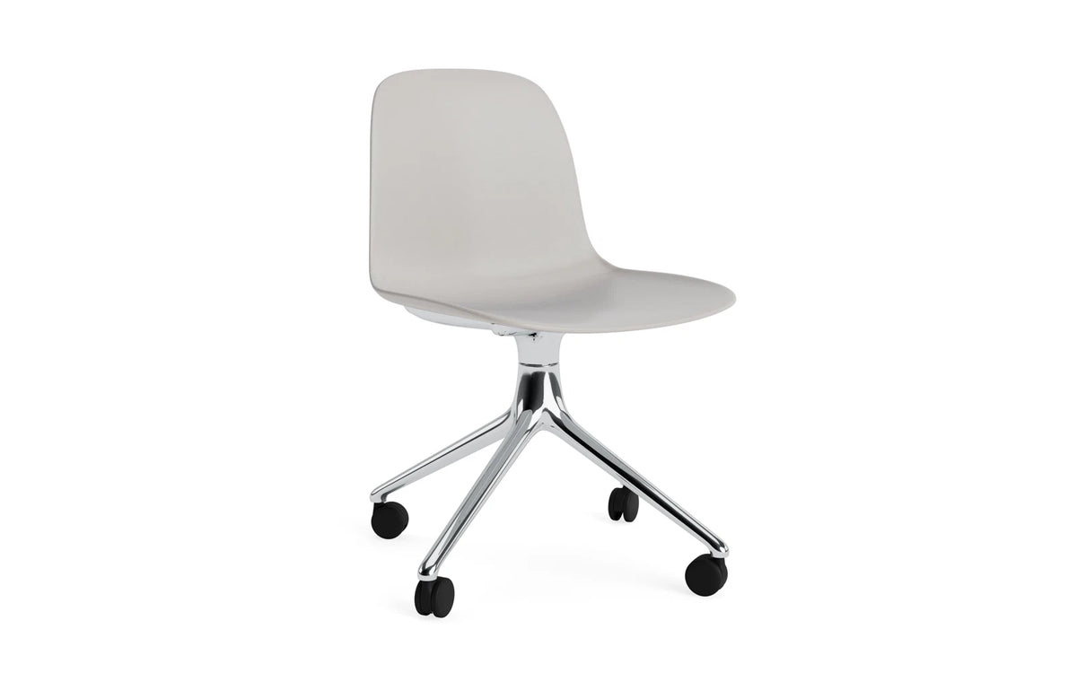 Form Drehstuhl 4W Aluminium/Warmes Grau in Warmes Grau präsentiert im Onlineshop von KAQTU Design AG. Drehstuhl ist von Normann Copenhagen