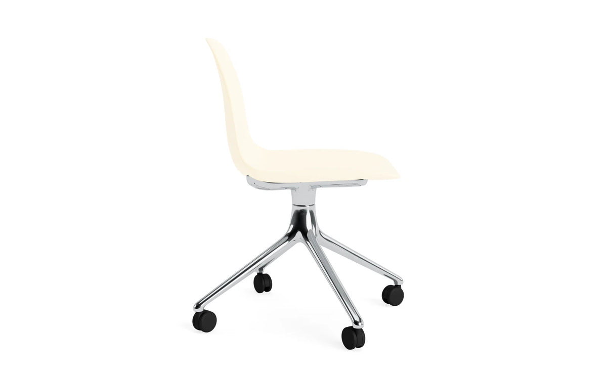 Form Drehstuhl 4W Aluminium/Creme in Creme präsentiert im Onlineshop von KAQTU Design AG. Drehstuhl ist von Normann Copenhagen