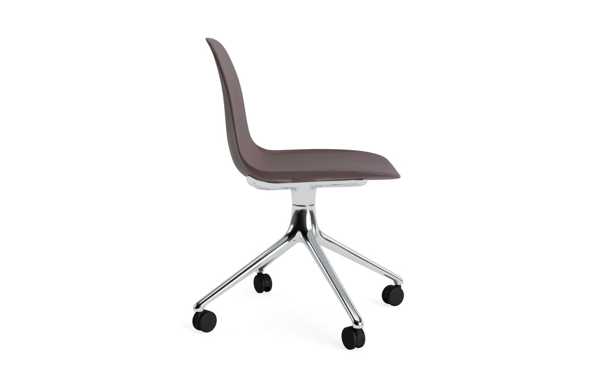 Form Drehstuhl 4W Aluminium/Braun in Braun präsentiert im Onlineshop von KAQTU Design AG. Drehstuhl ist von Normann Copenhagen