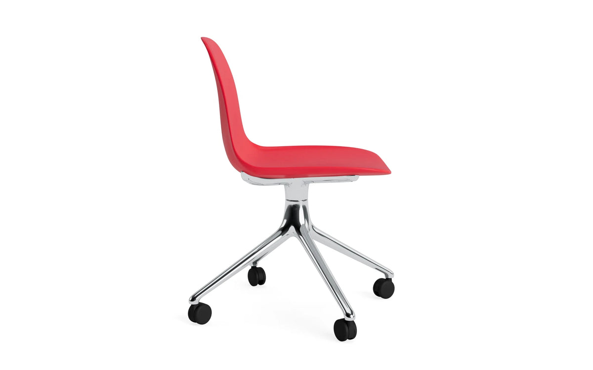 Form Drehstuhl 4W Aluminium/Leuchtendes Rot in Leuchtendes Rot präsentiert im Onlineshop von KAQTU Design AG. Drehstuhl ist von Normann Copenhagen