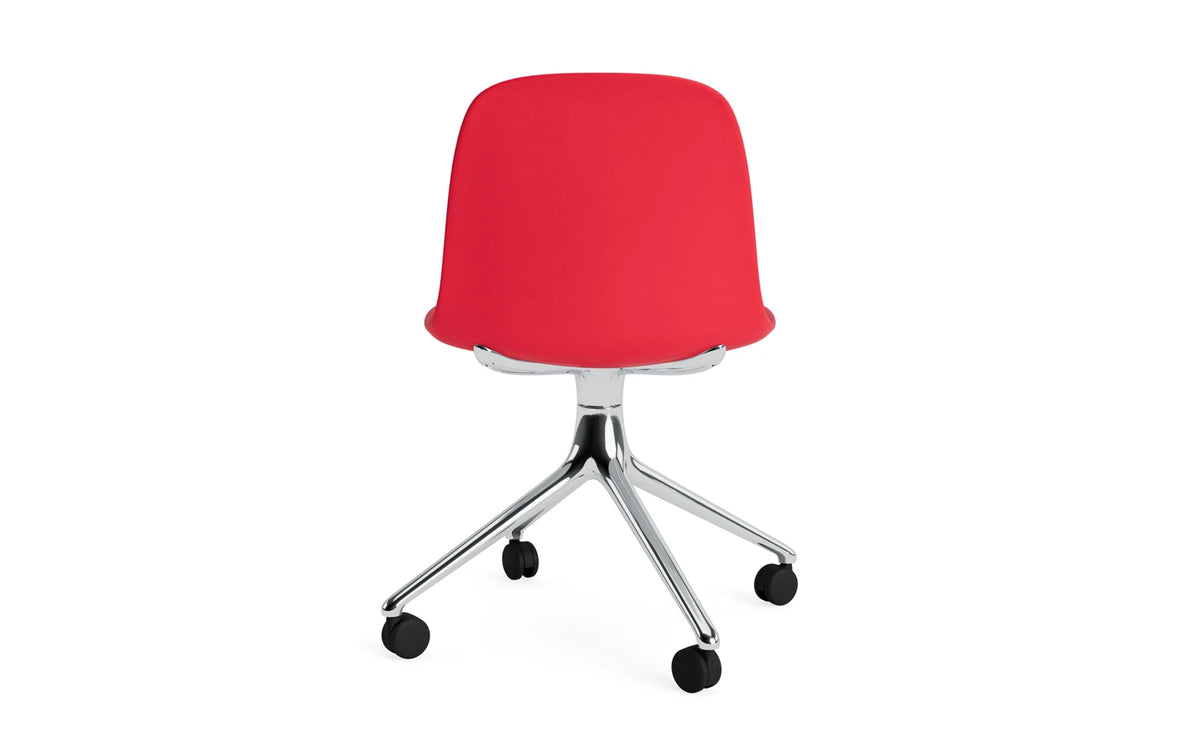 Form Drehstuhl 4W Aluminium/Leuchtendes Rot in Leuchtendes Rot präsentiert im Onlineshop von KAQTU Design AG. Drehstuhl ist von Normann Copenhagen