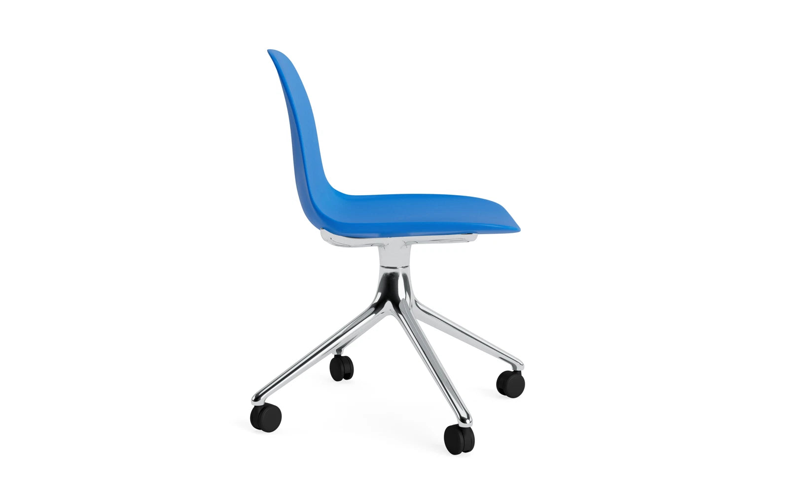 Form Drehstuhl 4W Aluminium/Leuchtendes Blau in  präsentiert im Onlineshop von KAQTU Design AG. Drehstuhl ist von Normann Copenhagen