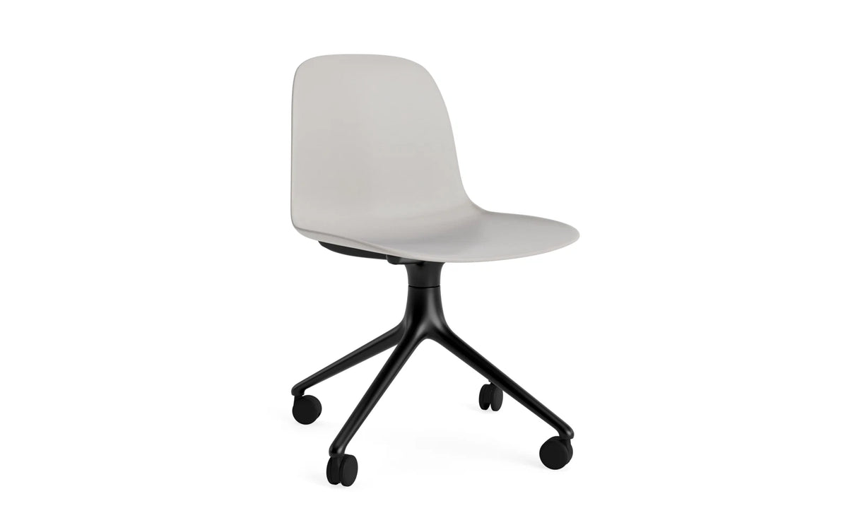 Form Drehstuhl 4W schwarzes Aluminium/Warmes Grau in Warmes Grau präsentiert im Onlineshop von KAQTU Design AG. Drehstuhl ist von Normann Copenhagen