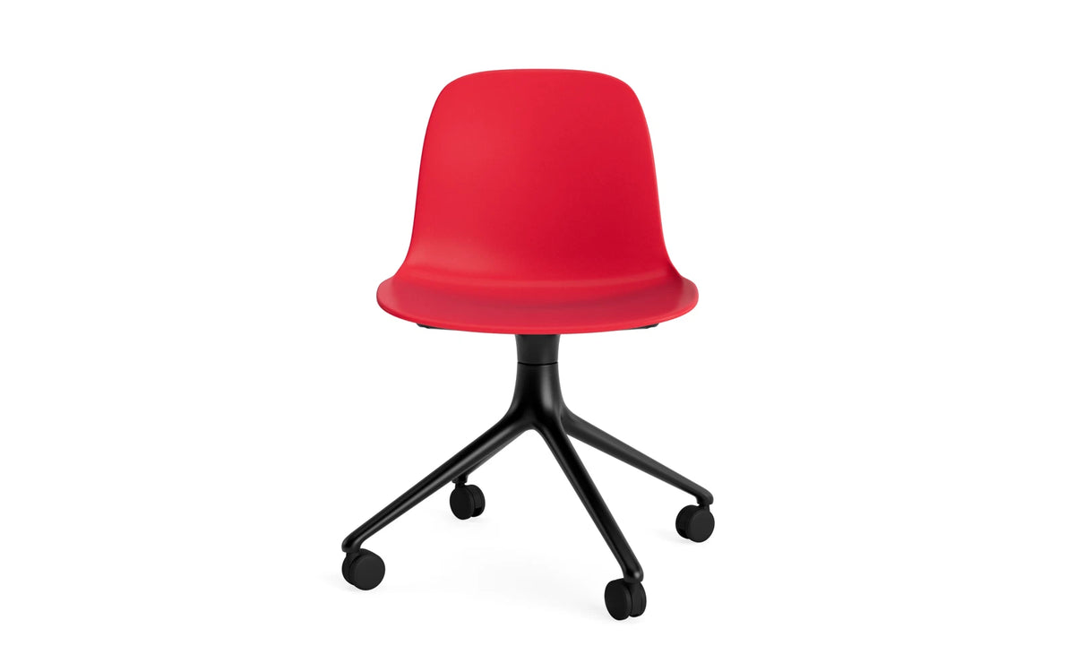 Form Drehstuhl 4W schwarzes Aluminium/Leuchtendes Rot in Leuchtendes Rot präsentiert im Onlineshop von KAQTU Design AG. Drehstuhl ist von Normann Copenhagen