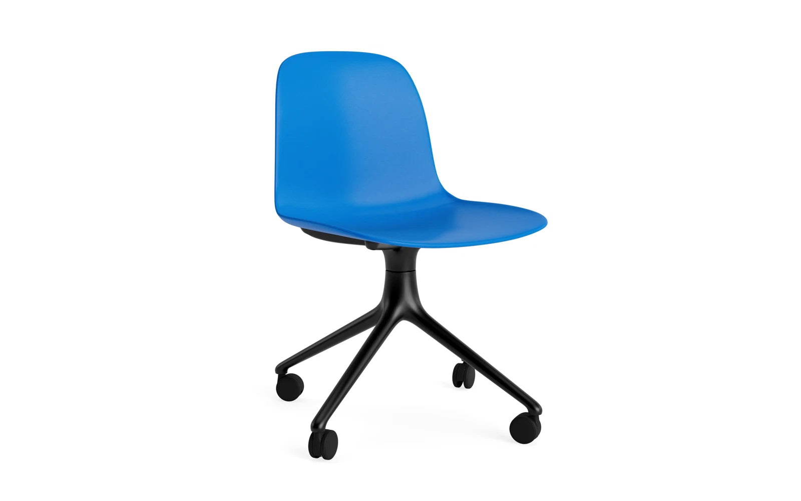 Form Drehstuhl 4W schwarzes Aluminium/Leuchtendes Blau in  präsentiert im Onlineshop von KAQTU Design AG. Drehstuhl ist von Normann Copenhagen