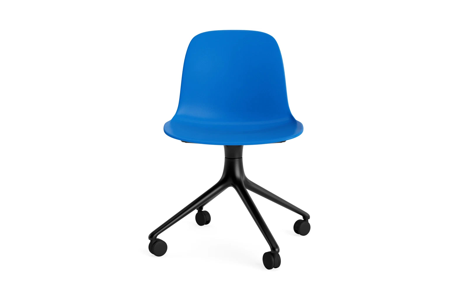 Form Drehstuhl 4W schwarzes Aluminium/Leuchtendes Blau in  präsentiert im Onlineshop von KAQTU Design AG. Drehstuhl ist von Normann Copenhagen