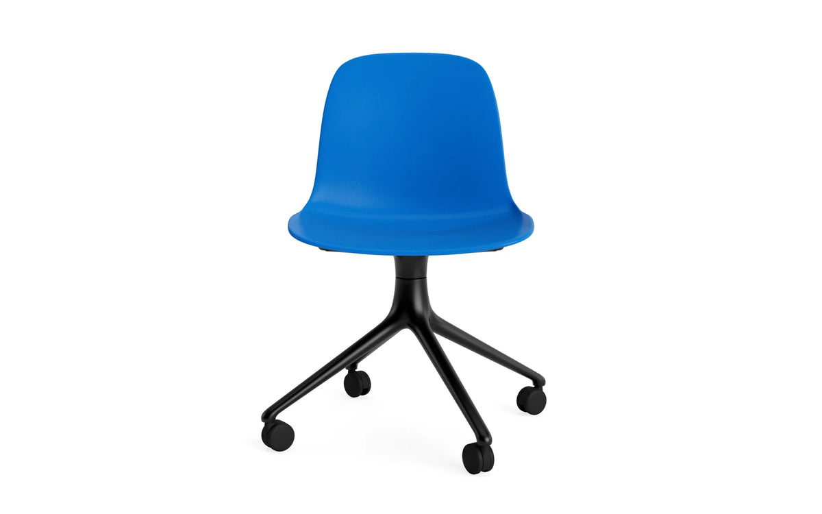 Form Drehstuhl 4W schwarzes Aluminium/Leuchtendes Blau in Leuchtendes Blau präsentiert im Onlineshop von KAQTU Design AG. Drehstuhl ist von Normann Copenhagen