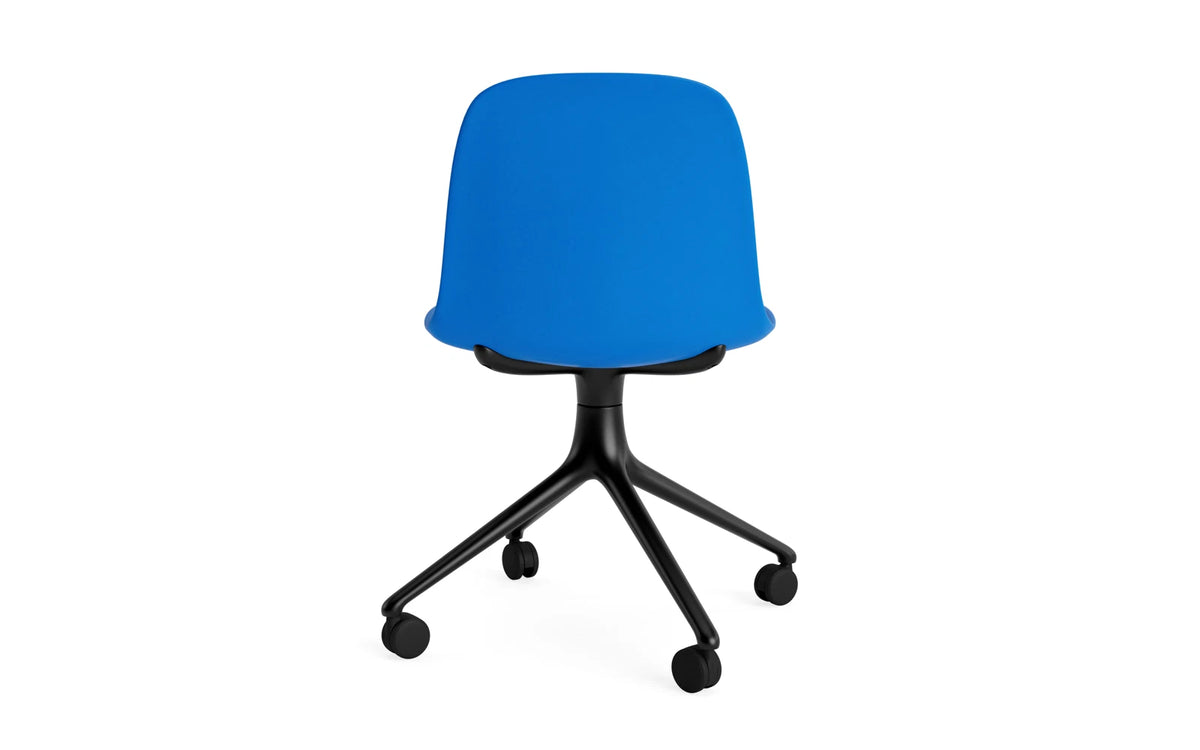 Form Drehstuhl 4W schwarzes Aluminium/Leuchtendes Blau in Leuchtendes Blau präsentiert im Onlineshop von KAQTU Design AG. Drehstuhl ist von Normann Copenhagen