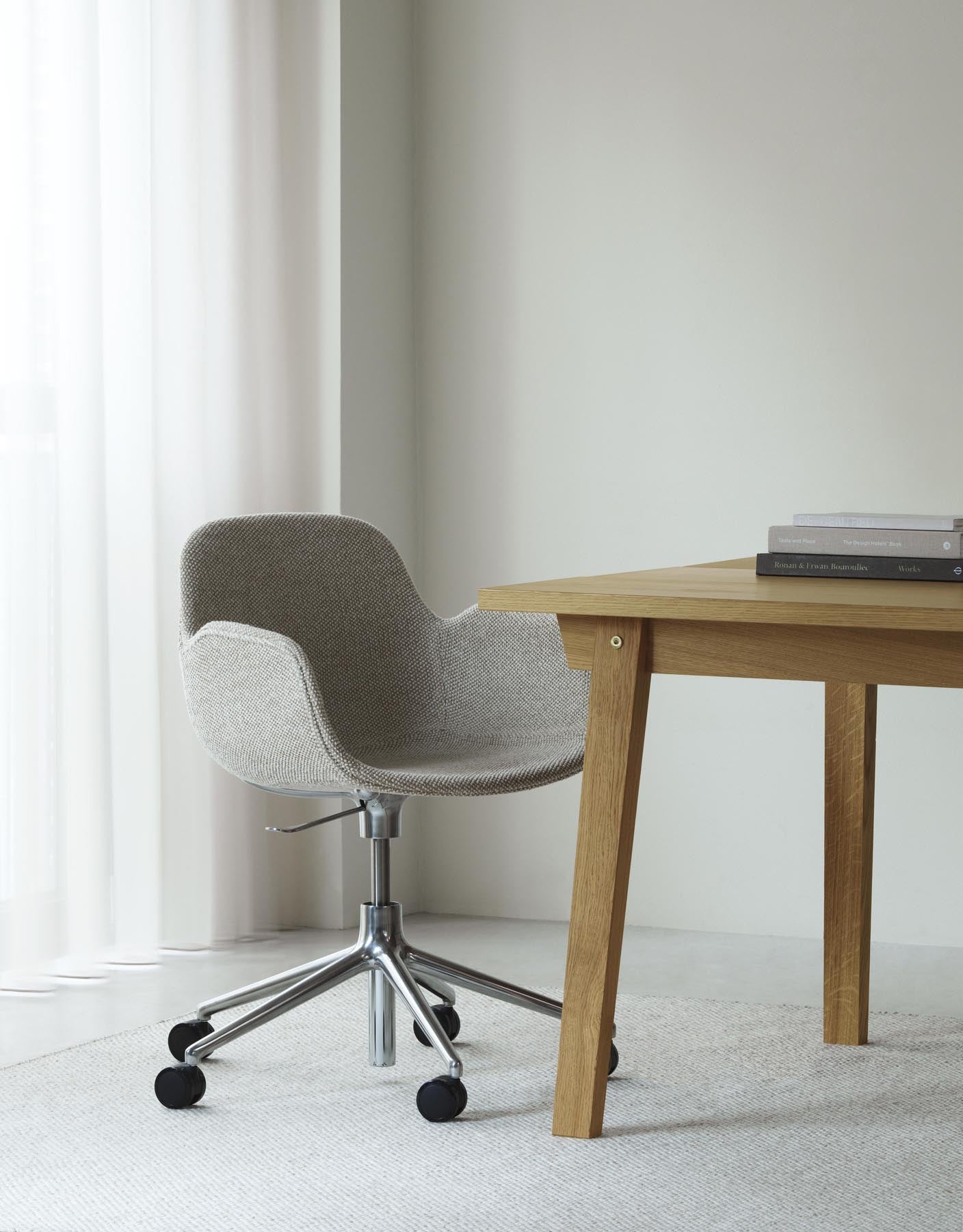 Form Drehstuhl mit Rollen Warmes Grau/Aluminium in  präsentiert im Onlineshop von KAQTU Design AG. Drehstuhl ist von Normann Copenhagen