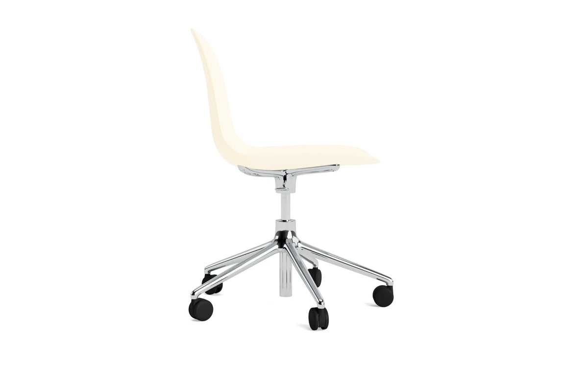 Form Drehstuhl mit Rollen Creme/Aluminium in Creme präsentiert im Onlineshop von KAQTU Design AG. Drehstuhl ist von Normann Copenhagen