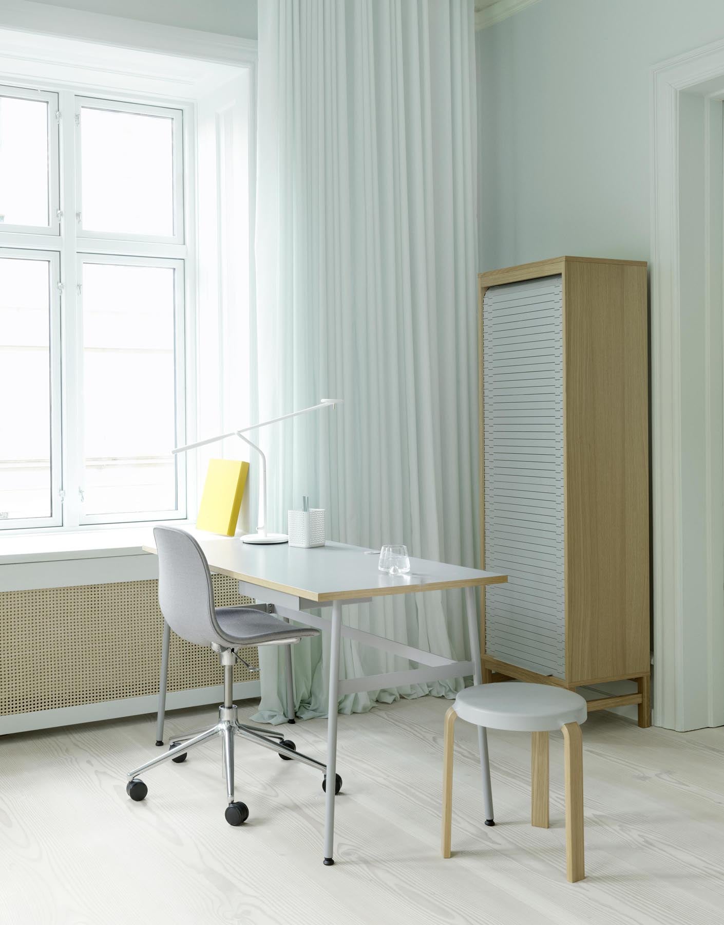 Form Drehstuhl mit Rollen Creme/Aluminium in  präsentiert im Onlineshop von KAQTU Design AG. Drehstuhl ist von Normann Copenhagen