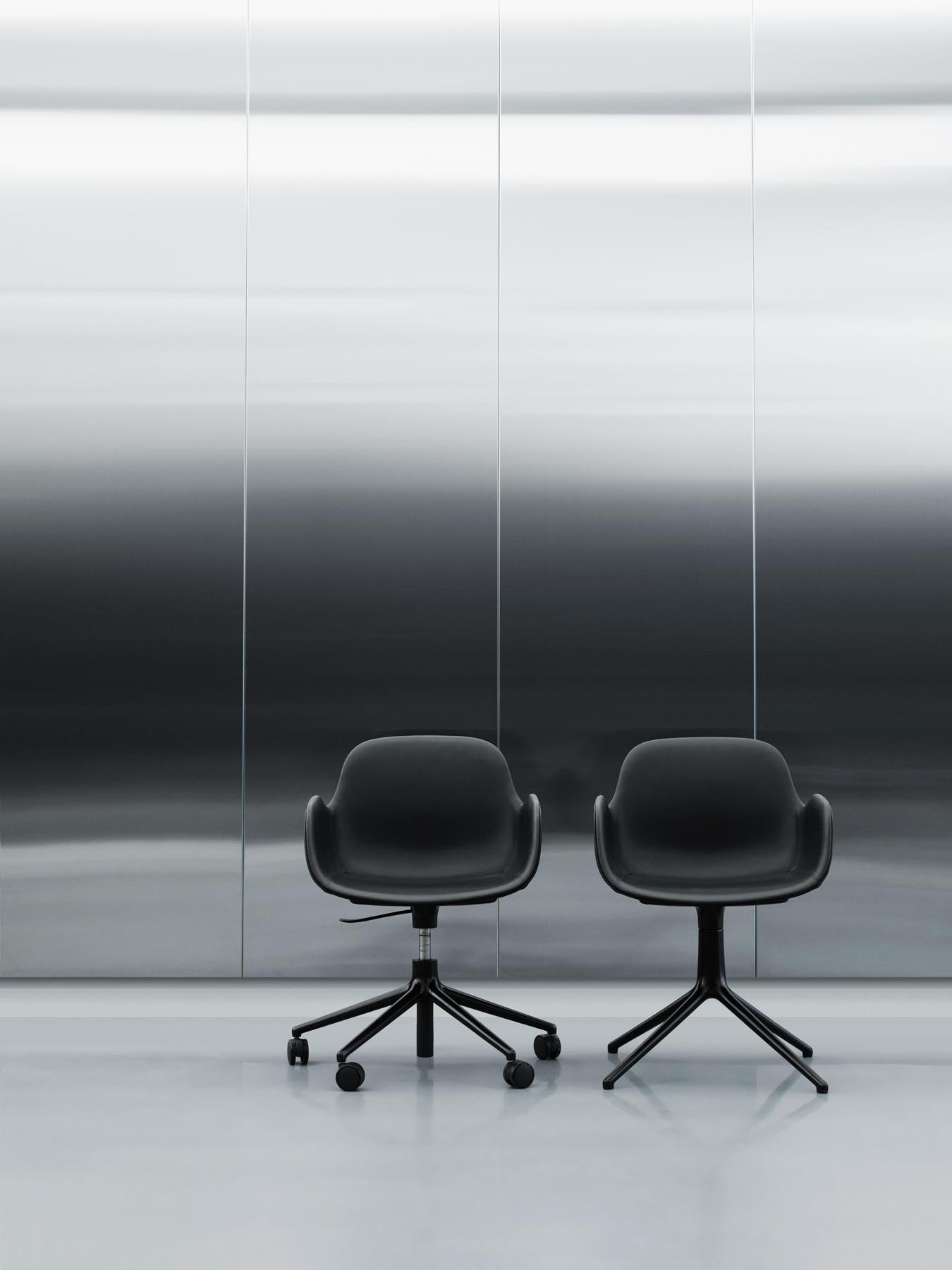 Form Drehstuhl mit Rollen Creme/Aluminium in  präsentiert im Onlineshop von KAQTU Design AG. Drehstuhl ist von Normann Copenhagen