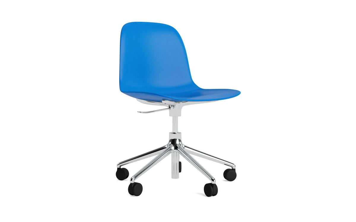 Form Drehstuhl mit Rollen Bright Blue/Aluminium in Bright Blue präsentiert im Onlineshop von KAQTU Design AG. Drehstuhl ist von Normann Copenhagen