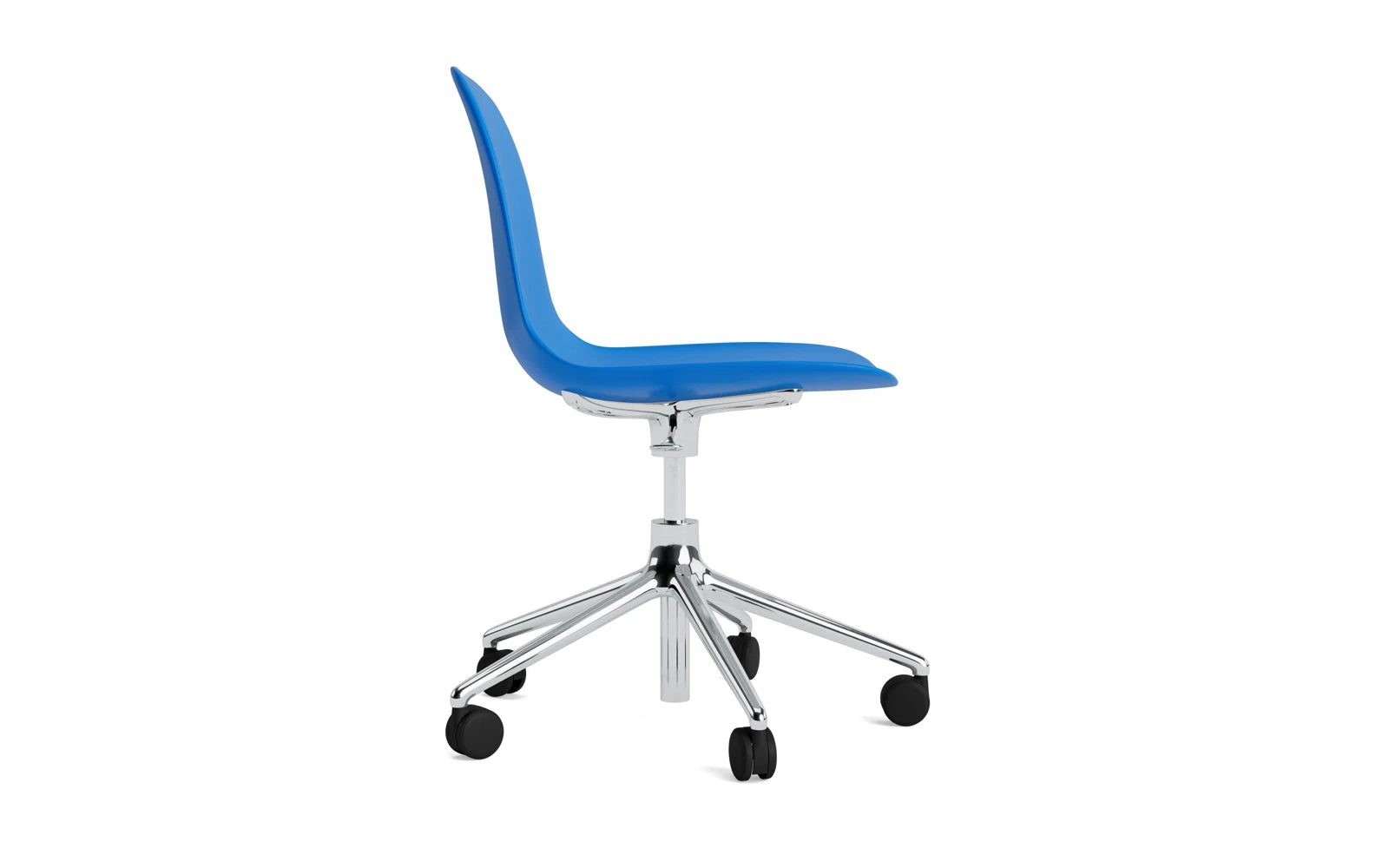 Form Drehstuhl mit Rollen Bright Blue/Aluminium in  präsentiert im Onlineshop von KAQTU Design AG. Drehstuhl ist von Normann Copenhagen