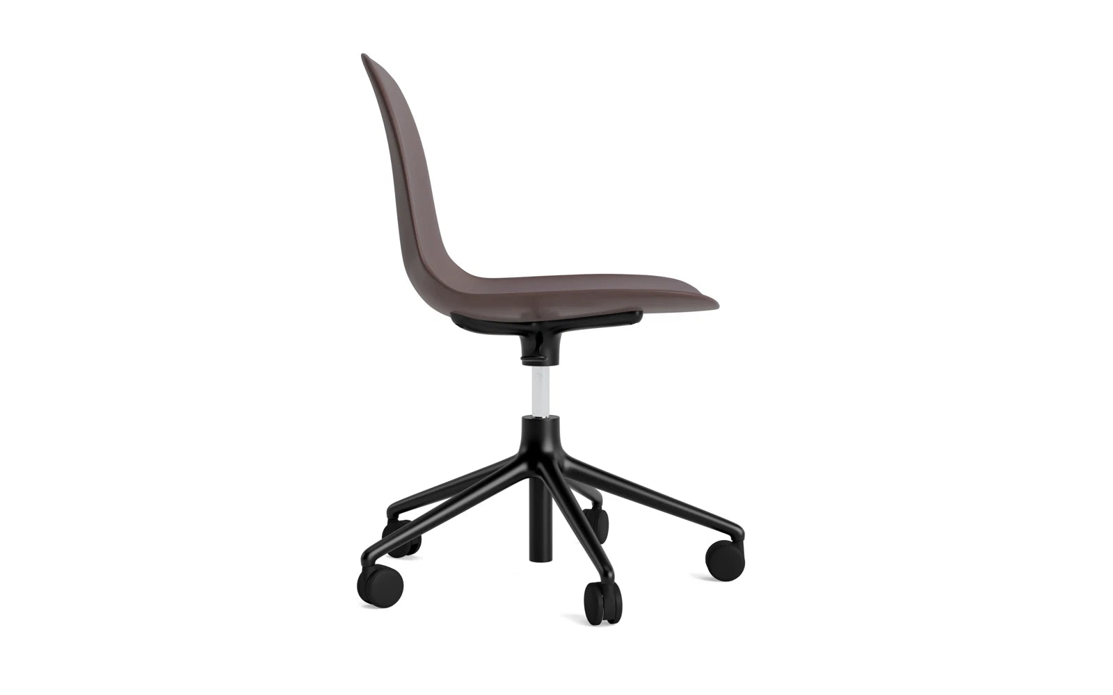 Form Drehstuhl mit Rollen Braun/schwarzes Aluminium in  präsentiert im Onlineshop von KAQTU Design AG. Drehstuhl ist von Normann Copenhagen