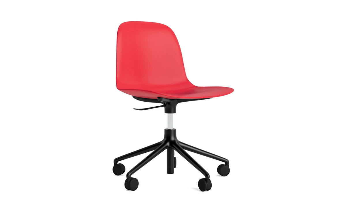 Form Drehstuhl mit Rollen Leuchtendes Rot/schwarzes Aluminium in Leuchtendes Rot präsentiert im Onlineshop von KAQTU Design AG. Drehstuhl ist von Normann Copenhagen