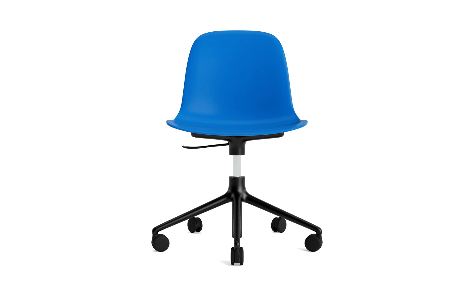 Form Drehstuhl mit Rollen Leuchtendes Blau/schwarzes Aluminium in  präsentiert im Onlineshop von KAQTU Design AG. Drehstuhl ist von Normann Copenhagen