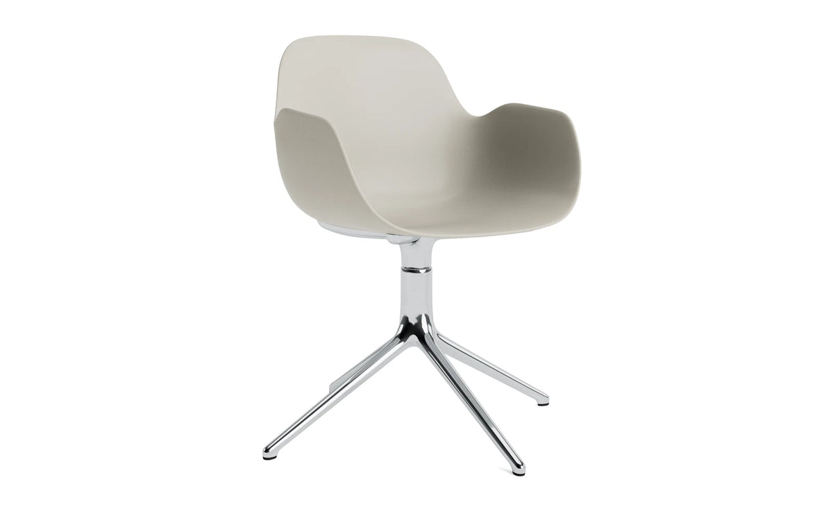 Form Drehstuhl Hellgrau / Aluminium in Hellgrau / Aluminium präsentiert im Onlineshop von KAQTU Design AG. Bürostuhl ist von Normann Copenhagen