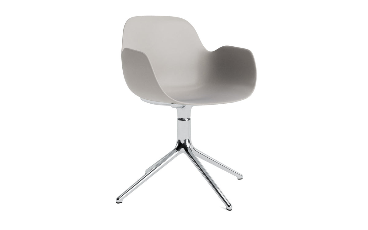 Form Drehstuhl Alu von Normann Copenhagen: Schalenstuhl mit Armlehnen, Sitzschale aus Polypropylen, Drehfuss aus Aluminium, in Weiss.