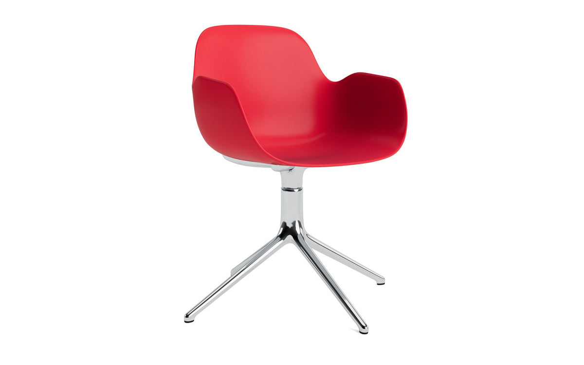 Form Drehstuhl Alu von Normann Copenhagen: Schalenstuhl mit Armlehnen, Sitzschale aus Polypropylen, Drehfuss aus Aluminium, in Weiss.